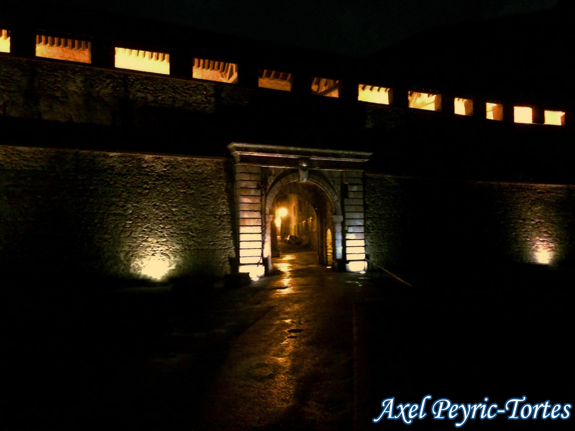 Entree nocturne avec remparts eclaires a villefranche de conflent