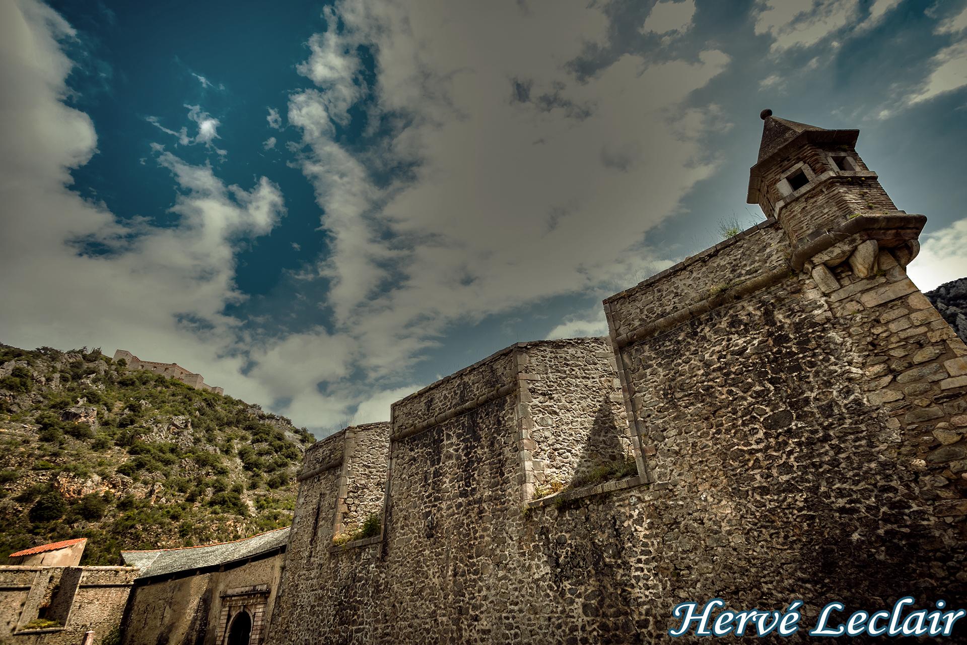 Guitoune remparts villefranche de conflent en contre plongee sous le ciel bleute et nuageux