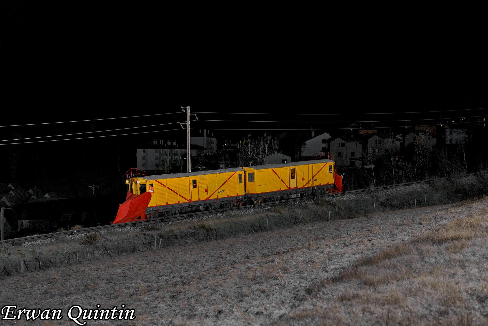 Le chasse neige vu de profil la nuit en ligne droite depuis le pre a mont louis cote vvlb