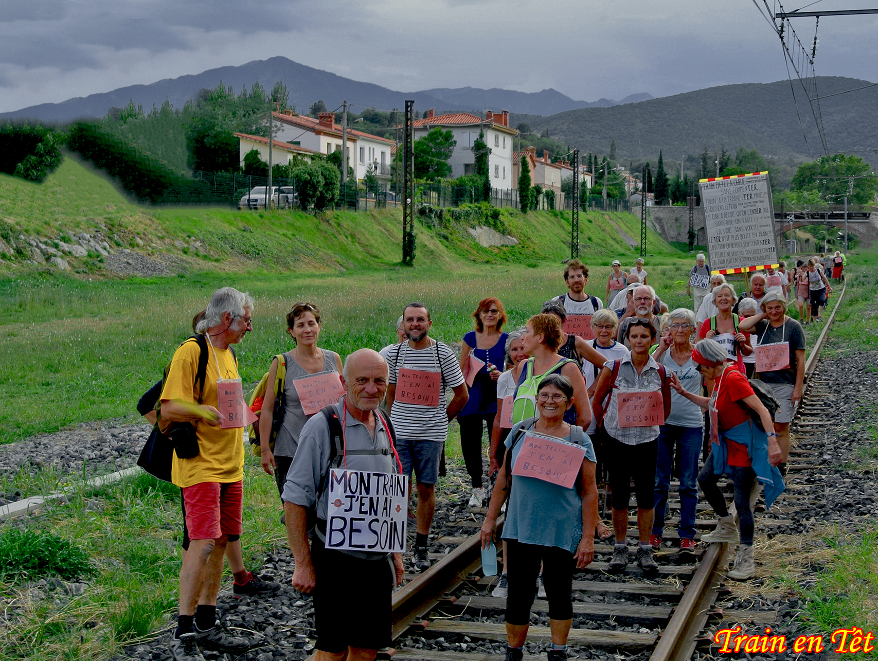 Les marcheurs de train en tet sur la voie en gare de prades