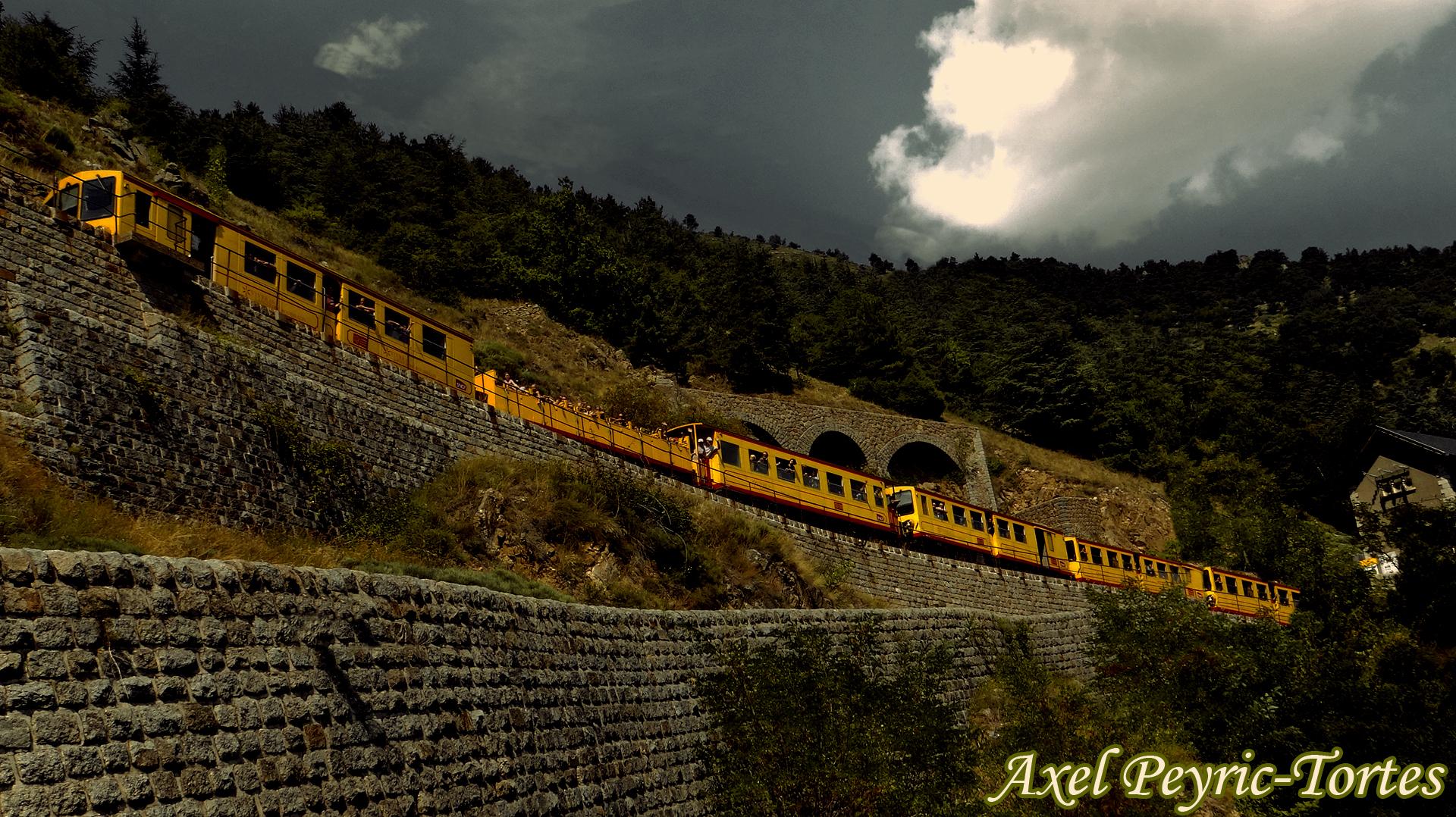 Rame de six pieces vue en contre plongee dans la courbe sur le mur de soutenement apres la halte de sauto