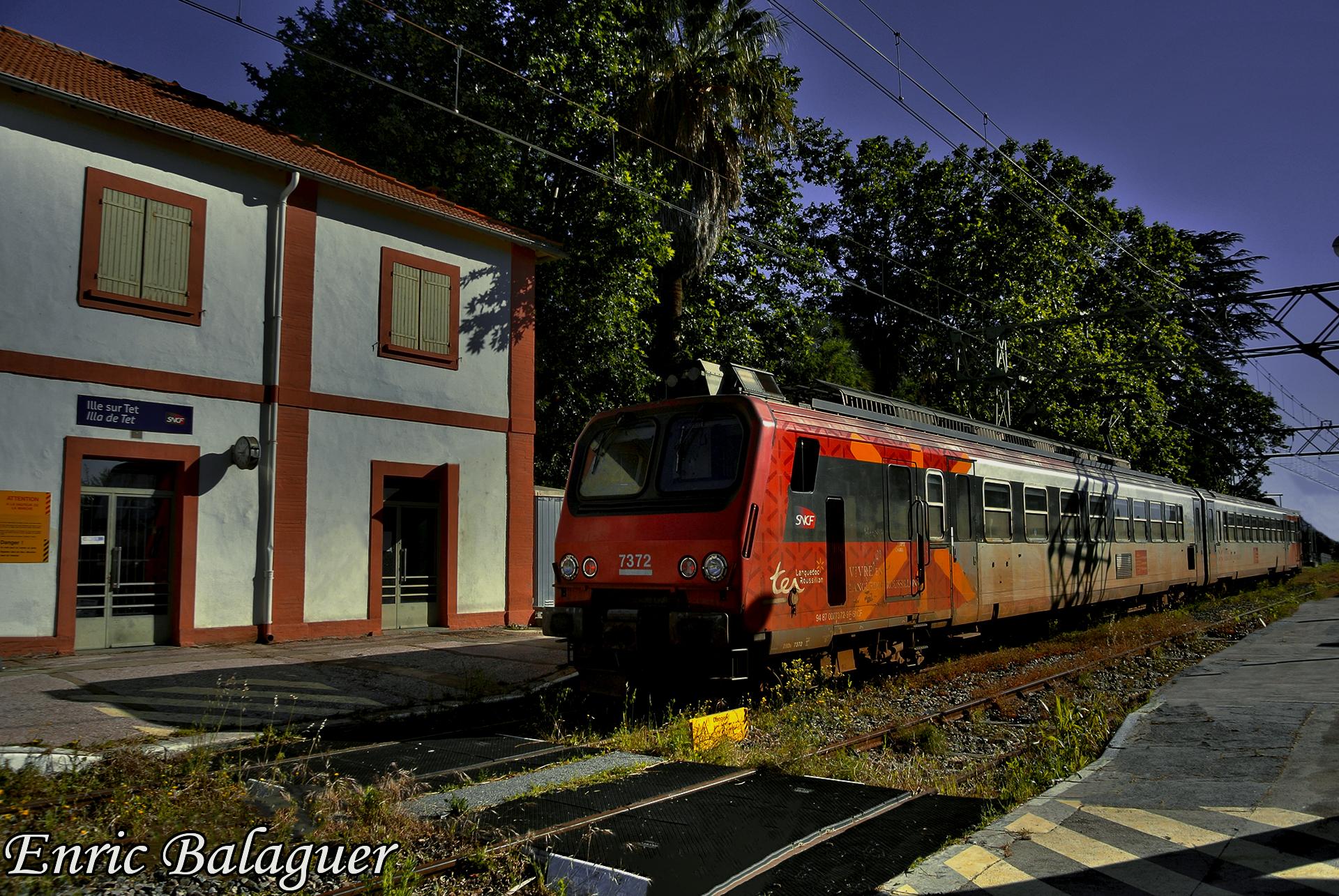 Z2 vue de profil stationnant en gare d ille sur tet au soleil levant